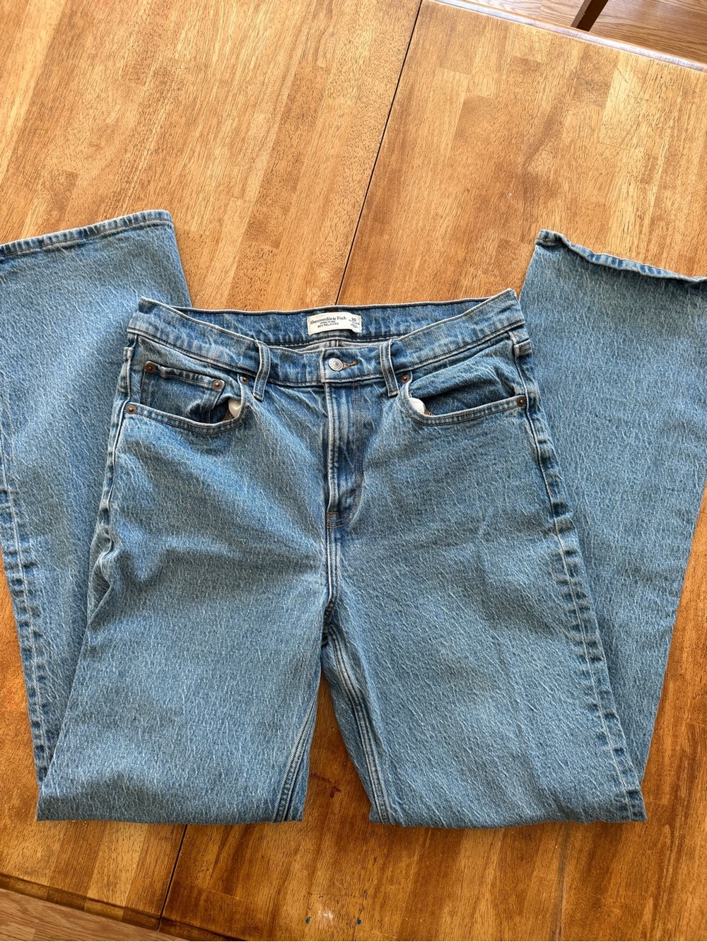 EXTRA LONG - Abercrombie & Fitch Straight-Leg Jeans in Light Blue Wash - Picture 3 of 6